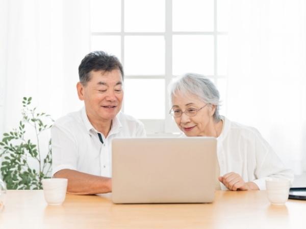 パソコンで検索するシニア夫婦のイメージ画像