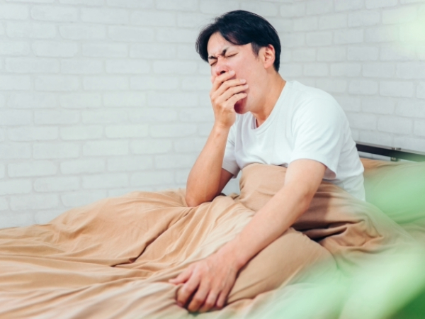 寝不足の男性のイメージ画像