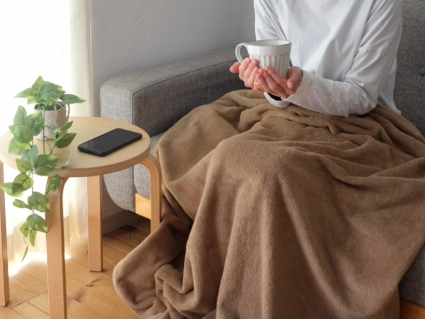 リビングでくつろぐ人のイメージ画像