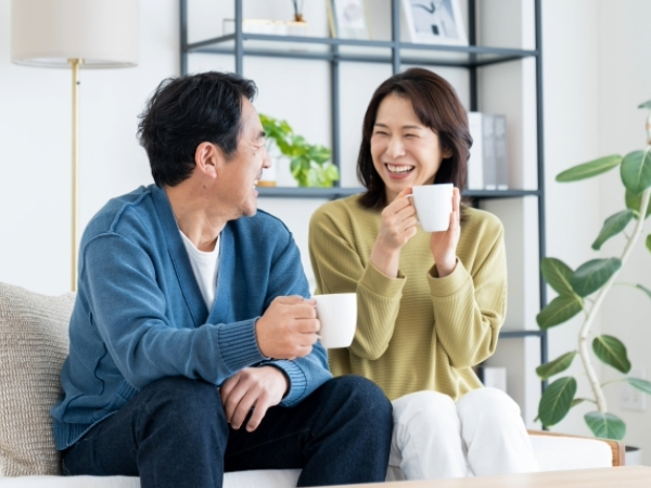 コーヒーで一息つく夫婦のイメージ画像