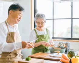料理を楽しむシニア夫婦のイメージ画像
