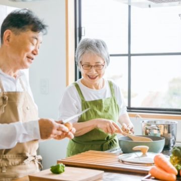 料理を楽しむシニア夫婦のイメージ画像