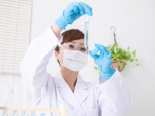 試験管を使って実験している人のイメージ画像
