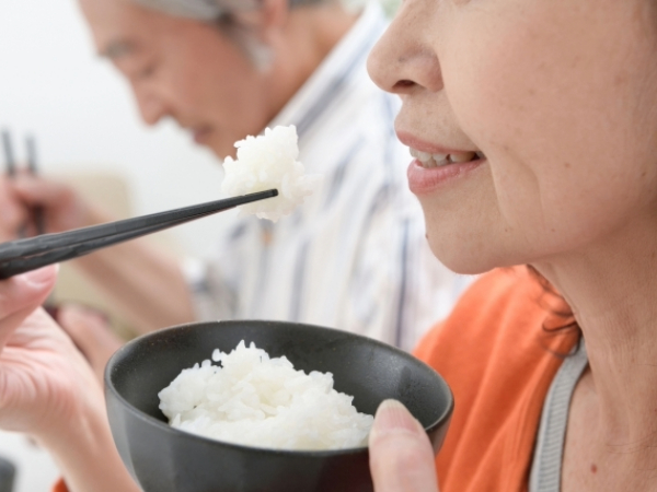 食事をするシニア夫婦のイメージ画像
