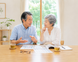 検査結果を見ながら健康について話し合っているシニア夫婦のイメージ画像
