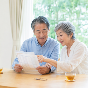 検査結果を見ながら穏やかに話しているシニア夫婦のイメージ画像