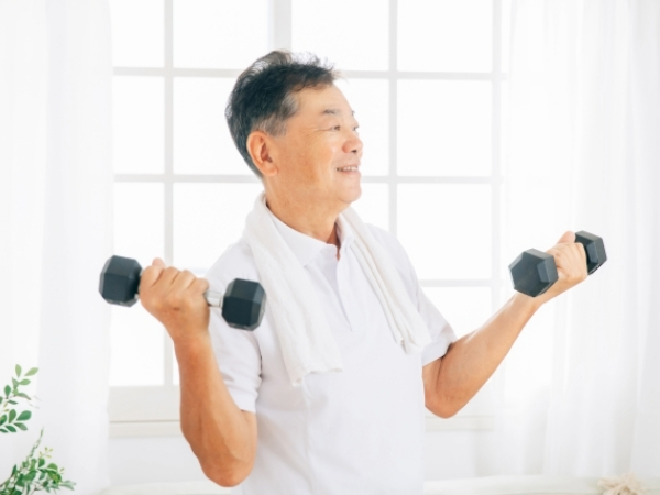筋トレするシニア男性の画像