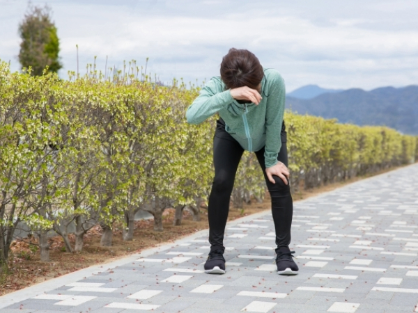 運動をして疲れた女性のイメージ画像