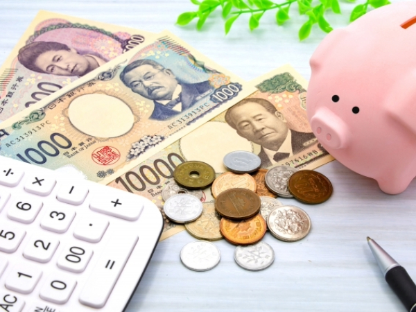 お金と豚の貯金箱の画像