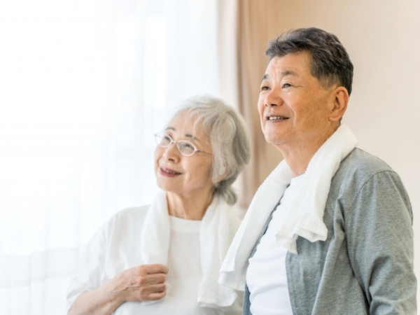 運動で汗を流すシニア夫婦