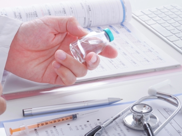 薬品を持つ男性医師のイメージ画像