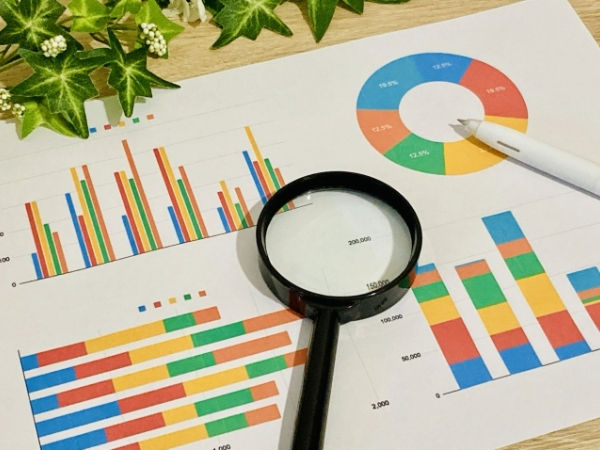 資料と虫メガネのイメージ画像