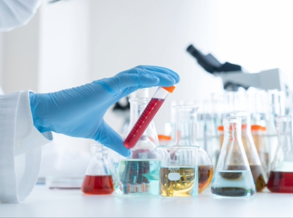 研究所で実験をする研究者のイメージ画像