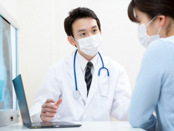 説明をする医者のイメージ画像