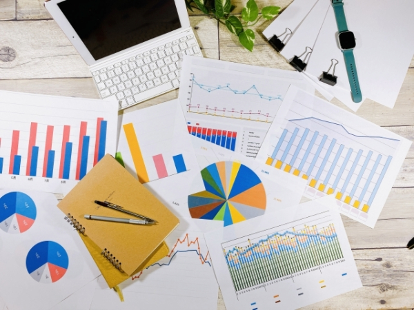 グラフとパソコンのイメージ画像