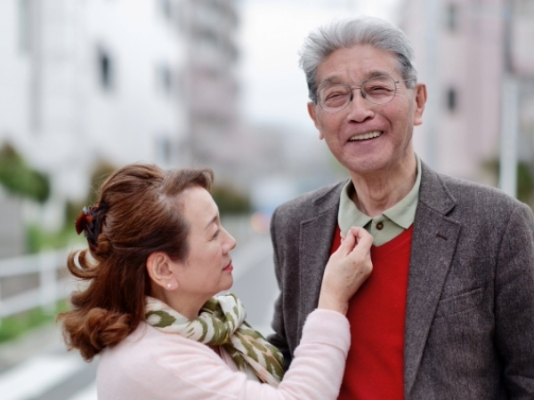襟を直す夫婦のイメージ画像