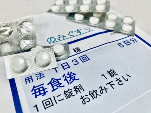 処方薬の袋と薬の画像