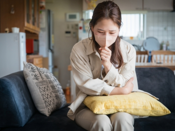 風邪を引いている女性のイメージ画像