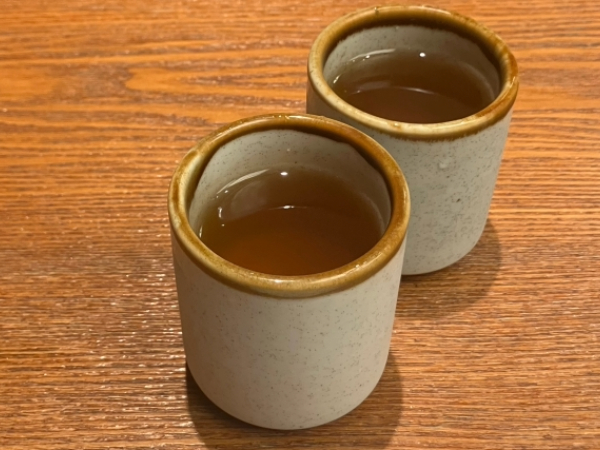 湯呑に入った麦茶の画像