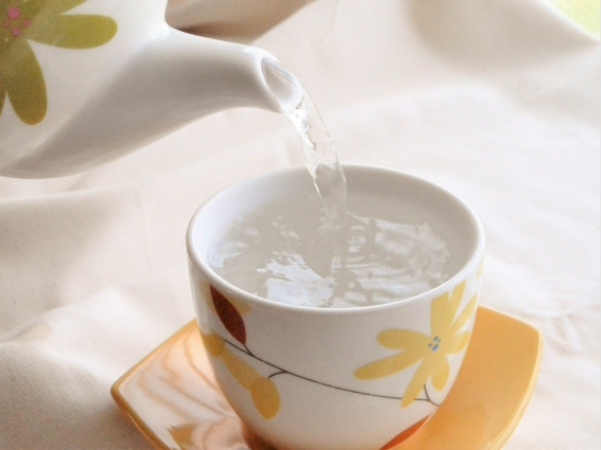 湯呑から注がれる白湯のイメージ画像