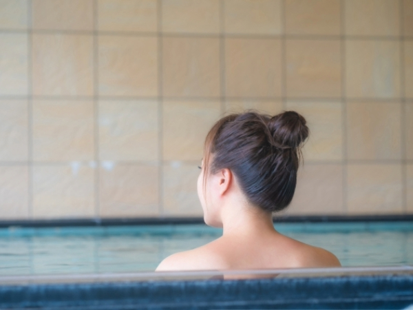 お風呂に入る女性の画像