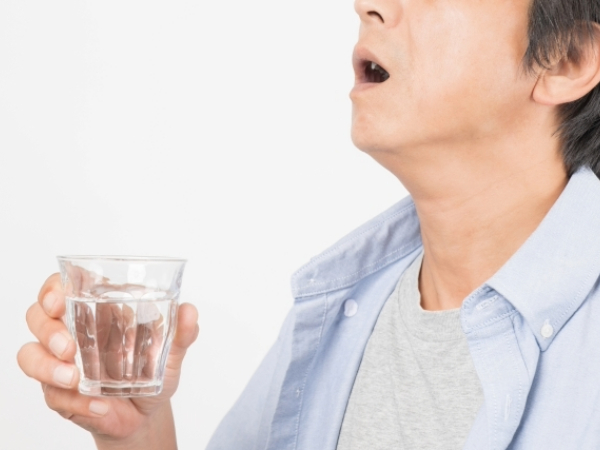 うがいをする男性の画像