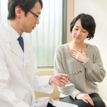 薬剤師から薬の説明を受ける患者のイメージ画像
