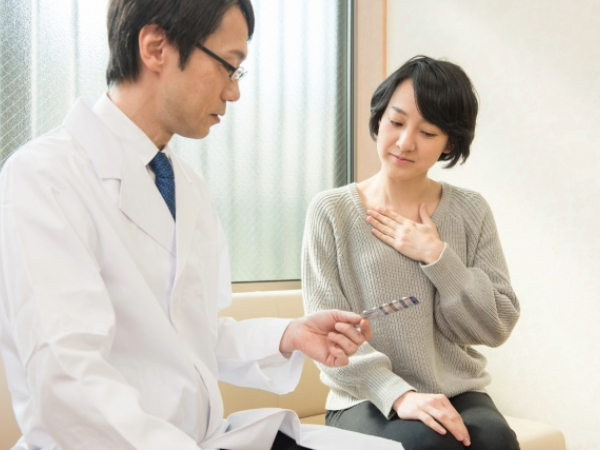 薬剤師から薬の説明を受ける患者のイメージ画像