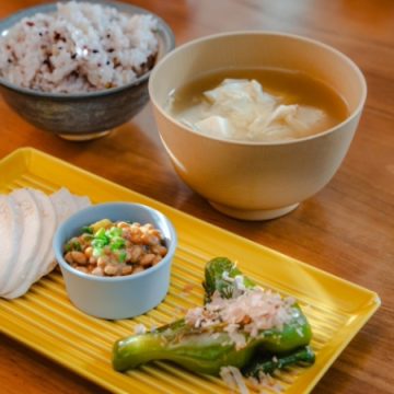 発酵食品と雑穀ごはんの朝食のイメージ画像