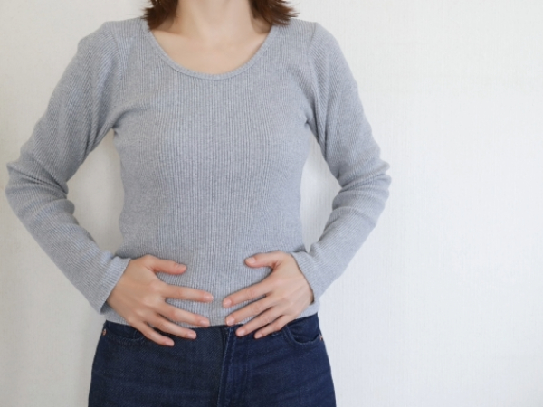 すっきりしたお腹の女性のイメージ画像