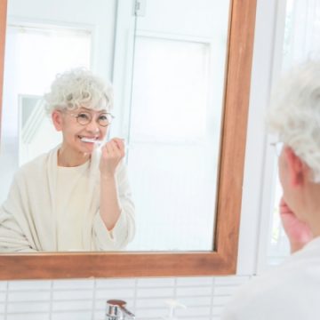 歯磨きをするシニア女性のイメージ画像