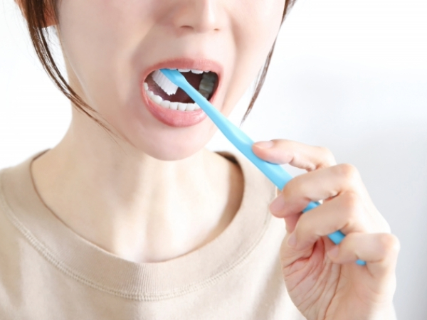歯磨きをしている女性の口元のイメージ画像