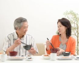 シニア夫婦の食事風景