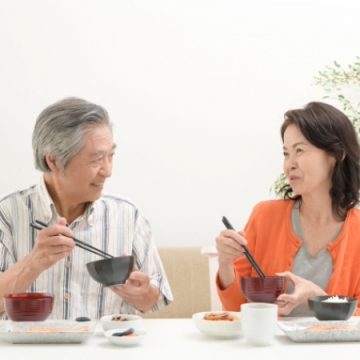 シニア夫婦の食事風景