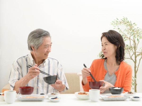 シニア夫婦の食事風景