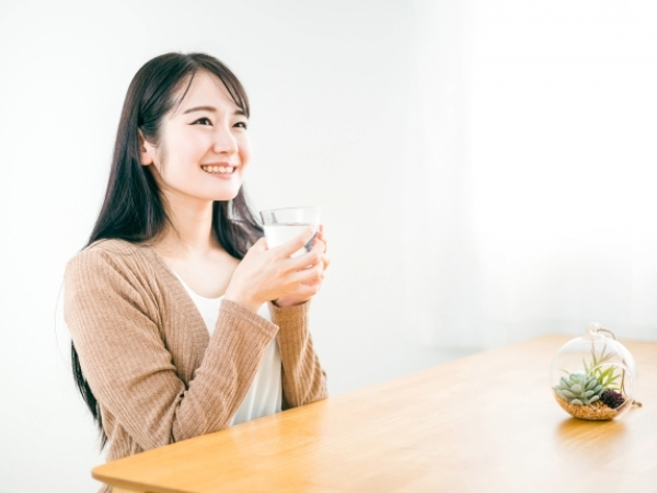 水分補給をする若い女性のイメージ画像