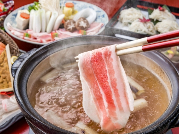 すき焼きの牛肉を今から入れる作っているイメージ画像