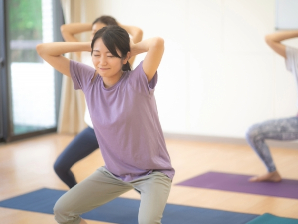 スクワットをする若い女性のイメージ画像