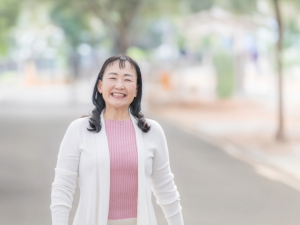 爽やかに歩く女性のイメージ画像