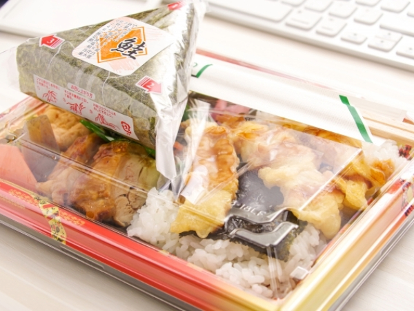 コンビニ弁当、おにぎりのイメージ画像