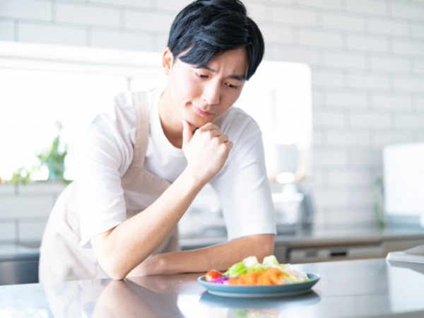 食事を気にする男性のイメージ画像