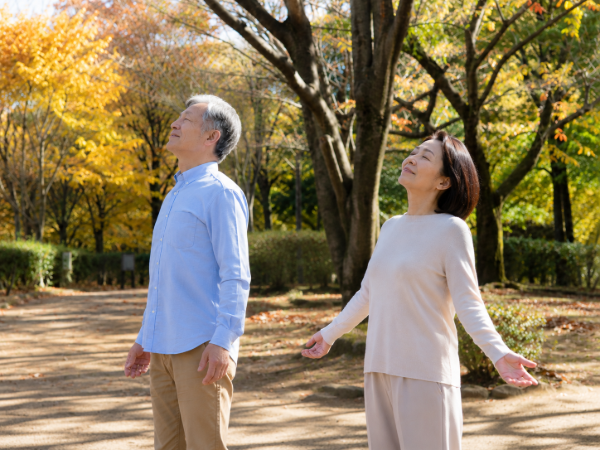 深呼吸をしているシニア夫婦のイメージ画像