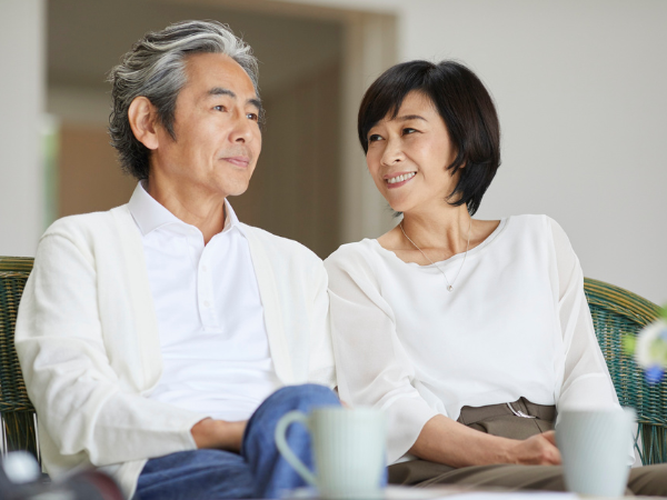 笑顔で会話するシニア夫婦のイメージ画像