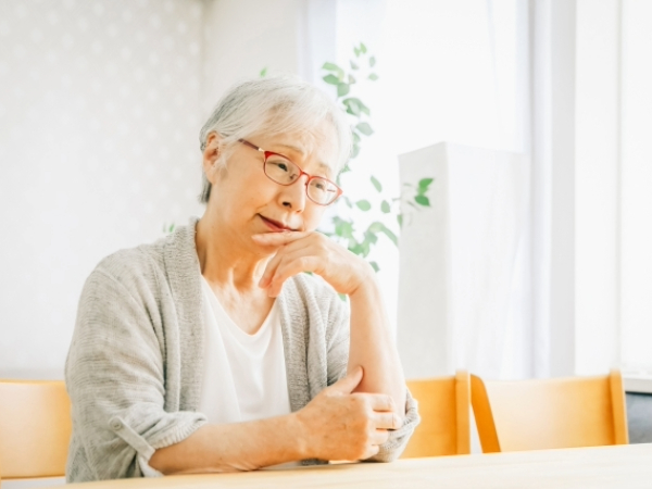 悩むシニア女性のイメージ画像
