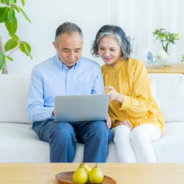 調べものをするシニア夫婦