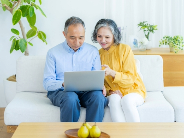 調べものをするシニア夫婦