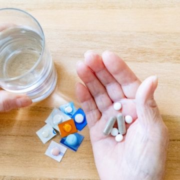 手のひらに薬をだして今から飲もうとしているイメージ画像