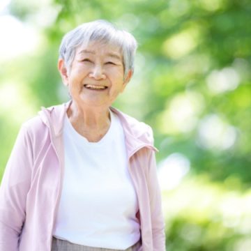 笑顔のシニア女性のイメージ画像
