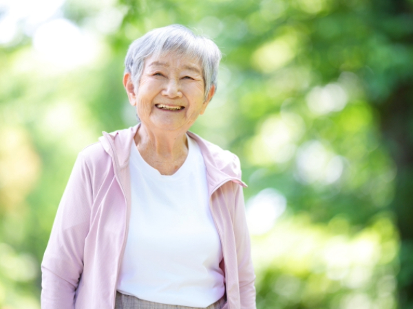 笑顔のシニア女性のイメージ画像
