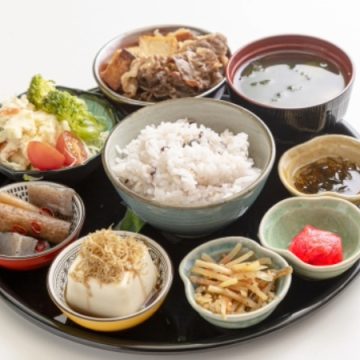 健康に良い品数が多い定食のイメージ画像